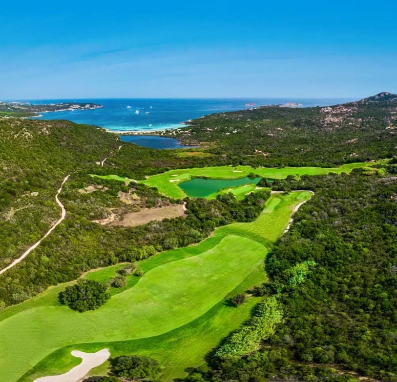 Golf in Sardegna: scopri i campi da golf vicino alle spiagge più belle 1 Pevero Golf