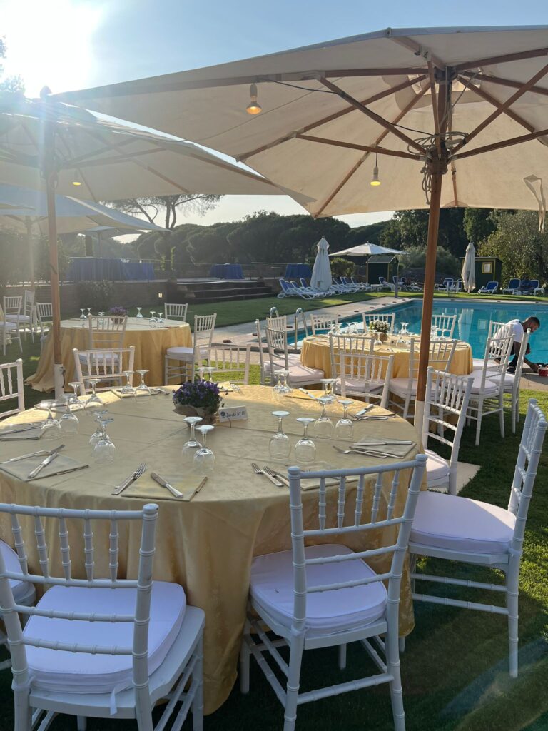 Un'indimenticabile serata estiva all'Olgiata Golf Club: feste, cibo e divertimento in pura eleganza 5 Tavoli a bordo piscina